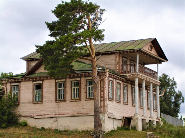 Vanha talo mezzanine lähellä Kazanin kaupunkia
 - Valokuva, kuva