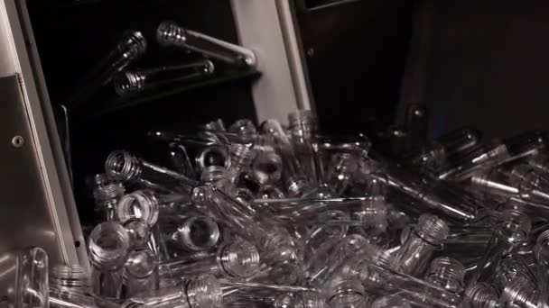 ペットボトル用のブランクがたくさんあります。ペットボトルの製造工場 - 映像、動画