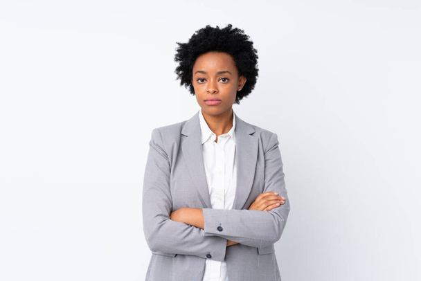 Mujer de negocios afroamericana sobre fondo blanco aislado manteniendo los brazos cruzados
 - Foto, Imagen