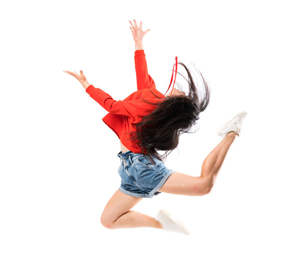 junge asiatische Tänzerin über isoliertem weißen Hintergrund - Foto, Bild