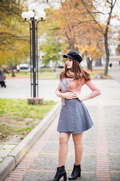 stylish woman in autumn park - Foto, Imagem