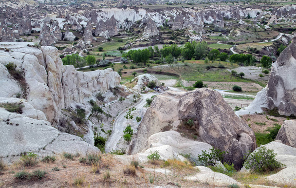 洞窟の町。トルコのカッパドキア - 写真・画像