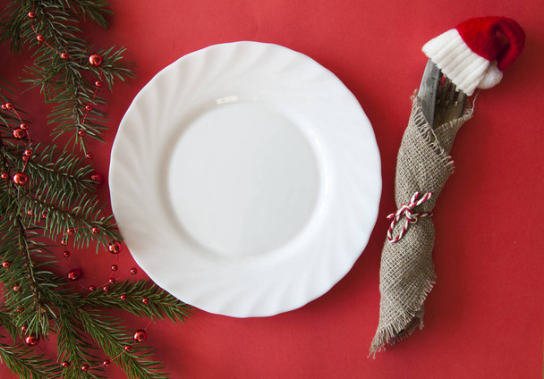Χριστουγεννιάτικο φόντο με άδειο πιάτο και μαχαιροπήρουνα. - Φωτογραφία, εικόνα