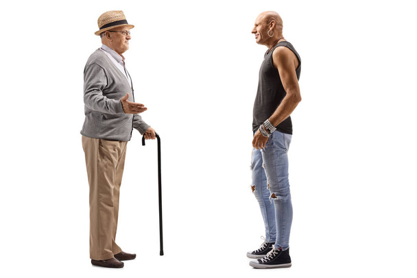 Uomo anziano con un bastone e un hipster maschio che fa conversazione
 - Foto, immagini