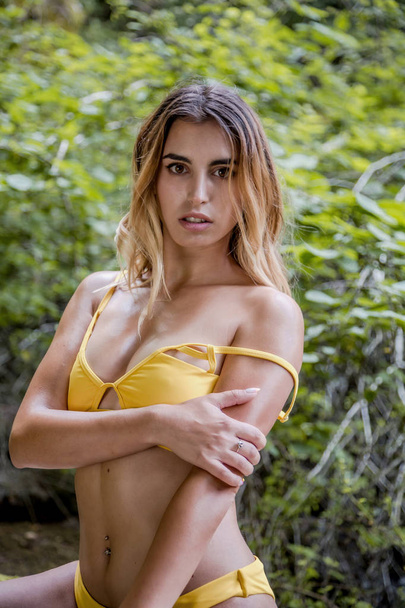szexi nő sárga fürdőruhában. bőrápolási fogalom - Fotó, kép