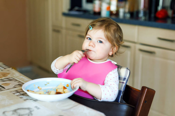 Rozkošná holčička jí ze lžičky zeleninové kaše a pyré. jídlo, dítě, krmení a lidé koncept - Fotografie, Obrázek