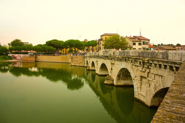 Ιστορική Ρωμαϊκή Γέφυρα του Τιβέριου πάνω από τον ποταμό Marecchia στο Ρίμινι της Ιταλίας - Φωτογραφία, εικόνα