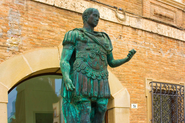 Пам "ятник Гаю Юлію Цезарю в Ріміні (Італія). - Фото, зображення