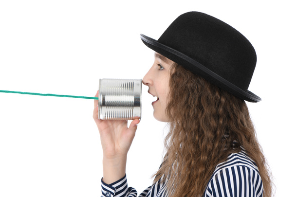 Jovem chamada menina por lata pode telefone isolado no branco
 - Foto, Imagem