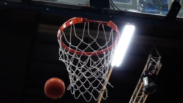 Basketball, der Ball fliegt in den Korb - Filmmaterial, Video