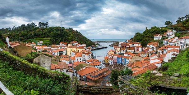 Cudillero kylä leveä panoraama Asturias
 - Valokuva, kuva