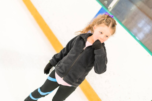 Little figure skater - Foto, afbeelding