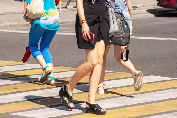 chodce přes ulici - Fotografie, Obrázek