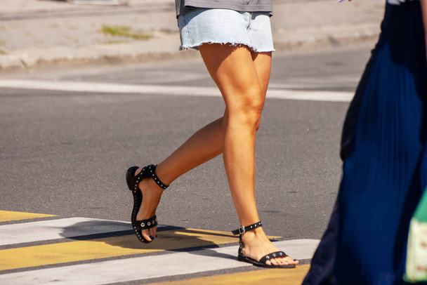 mujer cruzando la calle - Foto, Imagen