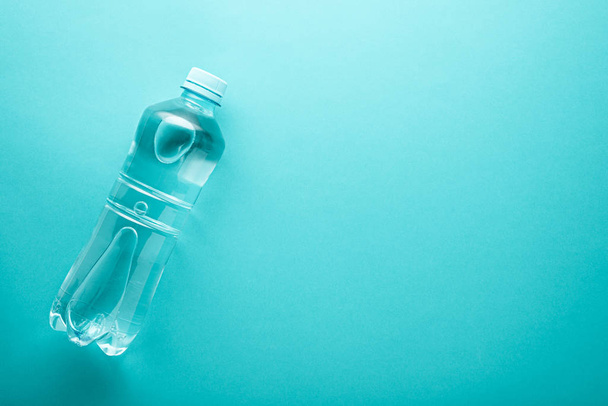 plastic water bottle on neo mint background - Zdjęcie, obraz