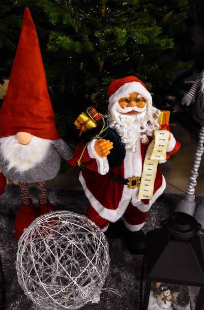 Père Noël claus avec gnomes présents pour les enfants
  - Photo, image