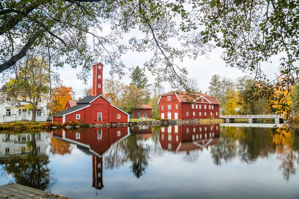 De rode houten gebouwen van de voormalige fabriek Stromfors, Ruotsinpyhtaa, Finland - Foto, afbeelding