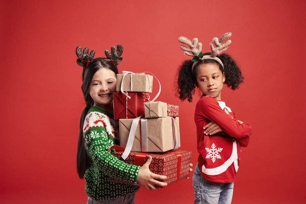 Dwie dziewczyny w różnych humorach na Boże Narodzenie  - Zdjęcie, obraz