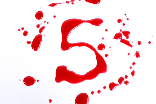 Tirage sanglant sur fond blanc avec les lettres 5
 - Photo, image