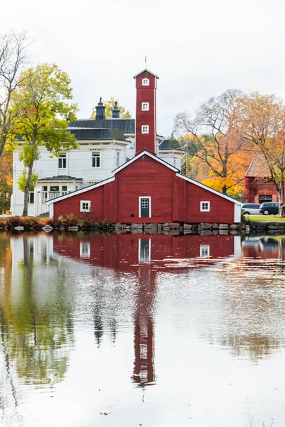 L'edificio in legno rosso presso l'ex stabilimento Stromfors, Ruotsinpyhtaa, Finlandia
 - Foto, immagini