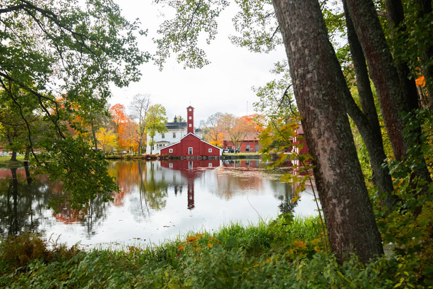 L'edificio in legno rosso presso l'ex stabilimento Stromfors, Ruotsinpyhtaa, Finlandia
 - Foto, immagini