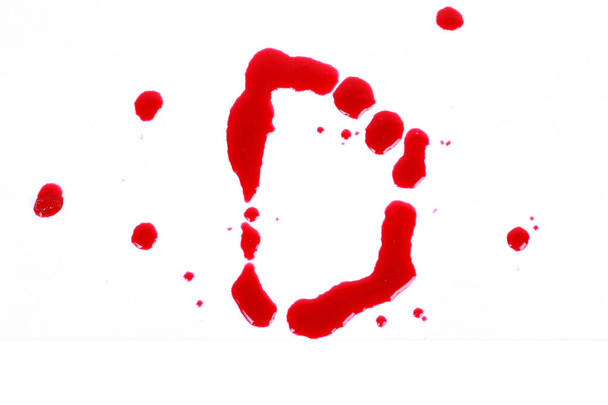 Impresión sangrienta sobre un fondo blanco con las letras D
 - Foto, Imagen