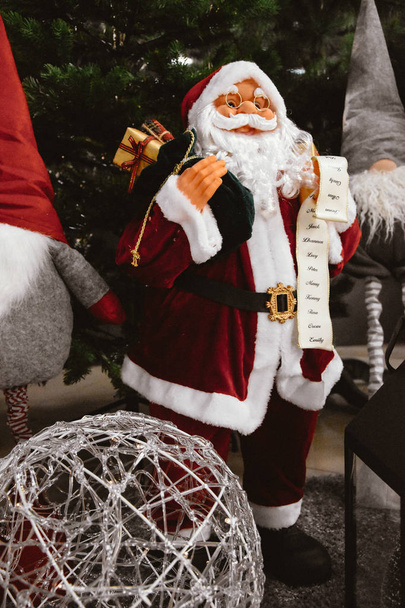 Babbo Natale con lista con nomi e regali per bambini Natale
  - Foto, immagini