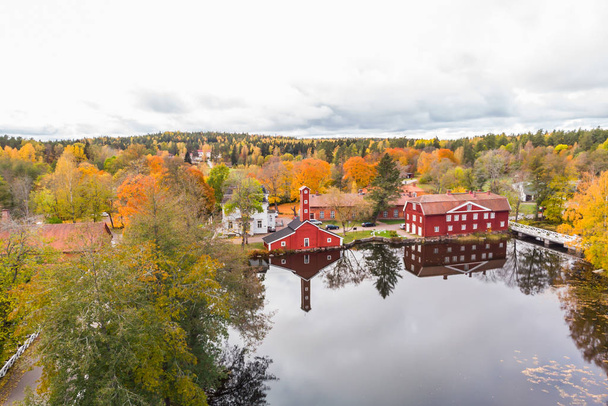Luchtfoto van het oude dorp Ruotsinpyhtaa in de herfst, Finland. - Foto, afbeelding