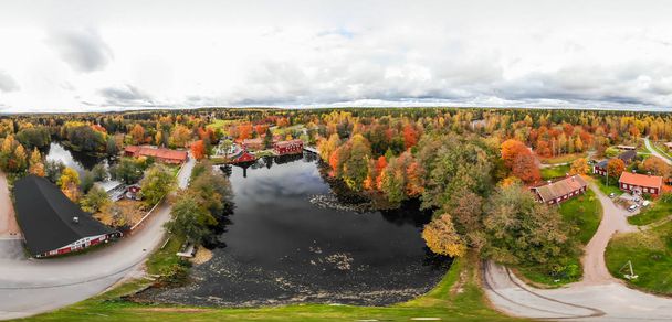 Uitzicht vanuit de lucht op het oude dorp Ruotsinpyhtaa in de herfst, Finland. - Foto, afbeelding