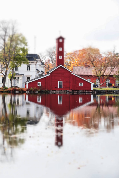 O edifício de madeira vermelho na antiga fábrica Stromfors, Ruotsinpyhtaa, Finlândia
 - Foto, Imagem