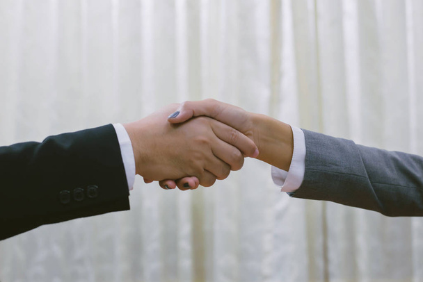 εικόνα των επιχειρηματιών σφίγγει το χέρι, επιχειρηματίας συμφωνεί να είναι το ίδιο συνεργάζονται για να ξεφύγουν από την κακή οικονομία μαζί. - Φωτογραφία, εικόνα