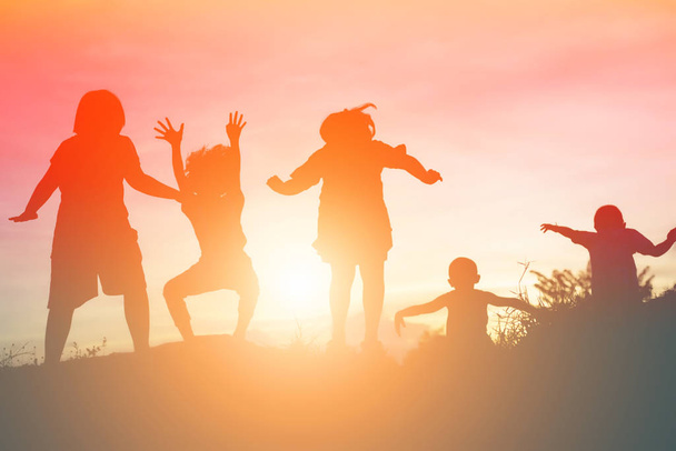 Silhouette einer glücklichen Kinder und glückliche Zeit Sonnenuntergang - Foto, Bild
