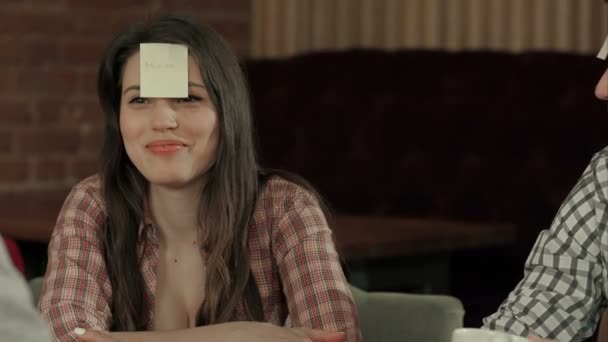 Veselí studenti hrát hru s nálepkami na čela - Záběry, video