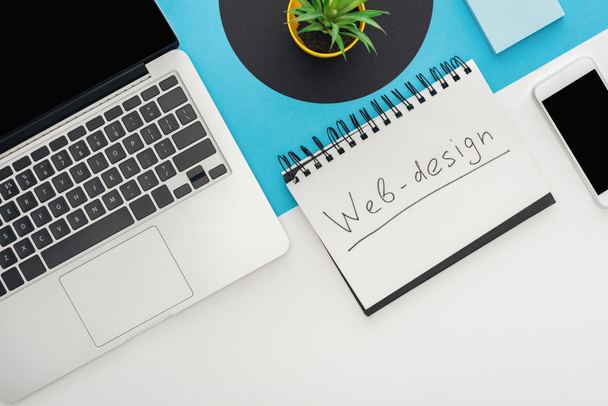 верхний вид ноутбука, смартфона, завода, ноутбука с веб-дизайн надписи на абстрактном геометрическом фоне
 - Фото, изображение