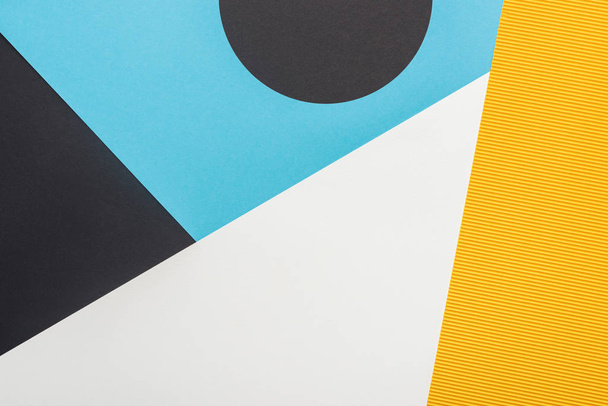 верхний вид черного, желтого, синего и белого абстрактного геометрического фона
 - Фото, изображение