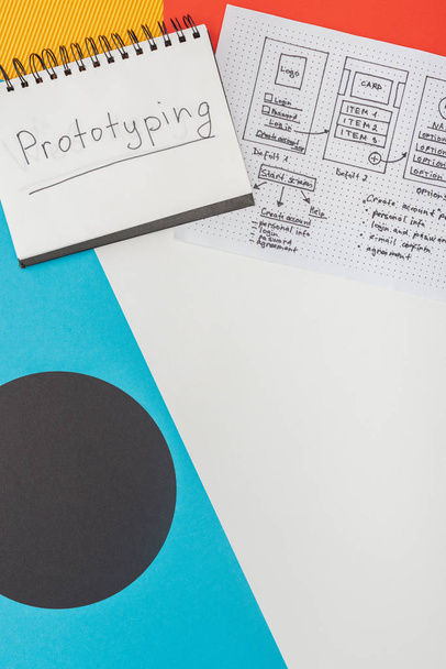 górny widok notebooka z prototypowaniem liternictwa i szablonu projektu strony internetowej na abstrakcyjnym tle geometrycznym - Zdjęcie, obraz