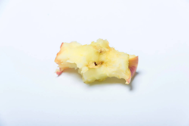 Een verse Apple kern. Restjes van een gebeten appel. Een Apple kern op een witte achtergrond. - Foto, afbeelding