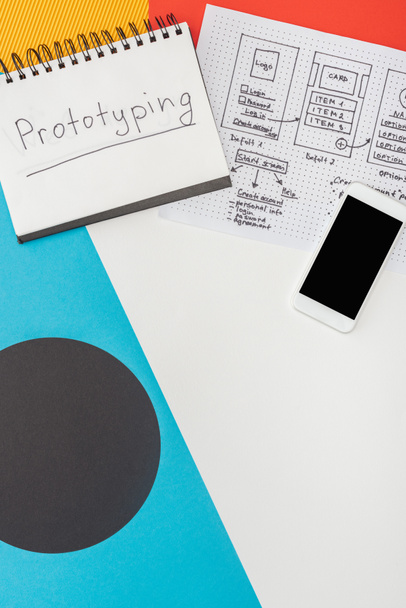 felső nézet notebook prototípus betűző, okostelefon és weboldal design sablon absztrakt geometriai háttér - Fotó, kép