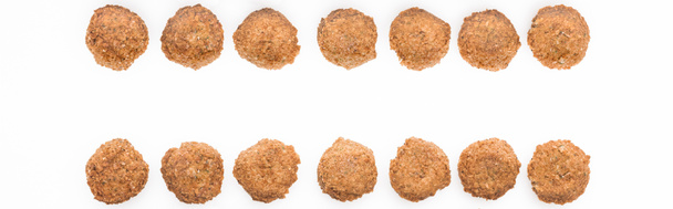 plano con deliciosas bolas de falafel cocidas frescas aisladas en blanco, tiro panorámico
 - Foto, Imagen