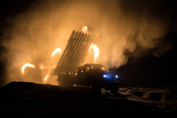 Ракета запуск з вогнем хмари. Бойова сцена з ракетних ракет з боєголовкою, спрямованої на похмурі небо вночі. Радянський ракета-носій на війні фон. - Фото, зображення