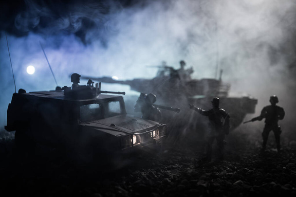夕日を背景に軍事パトロール車。軍隊戦争の概念。兵士を攻撃する準備ができてがある装甲車のシルエット。アートワークの装飾。選択と集中 - 写真・画像