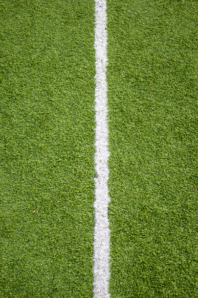 Ligne blanche sur gazon de terrain de football
 - Photo, image