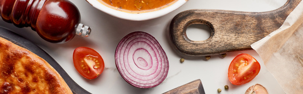Imereti khachapuri, beyaz arka planda çorba kharço ve sebzeler, panoramik çekim - Fotoğraf, Görsel