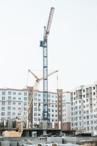 estaleiro de construção com maquinaria pesada com céu no fundo
 - Foto, Imagem