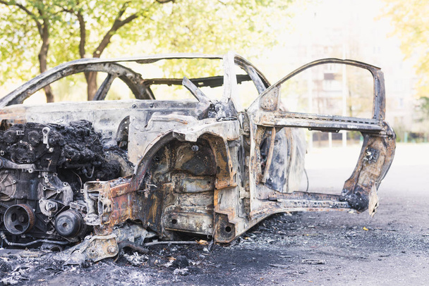 Ausgebranntes Auto auf der Straße in der Stadt. Auto-Reste - Foto, Bild