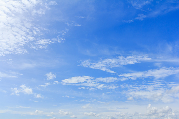 Λευκά σύννεφα ενάντια σε έναν γαλάζιο ουρανό - Φωτογραφία, εικόνα