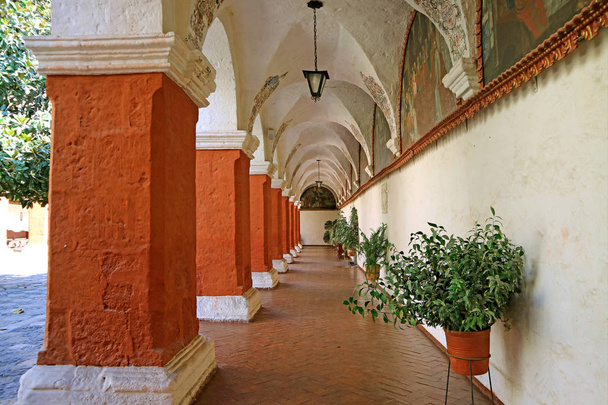 Oranje Rode Corridor Kolommen en muurschilderingen in het klooster van Santa Catalina, Historische site in Arequipa, Peru - Foto, afbeelding