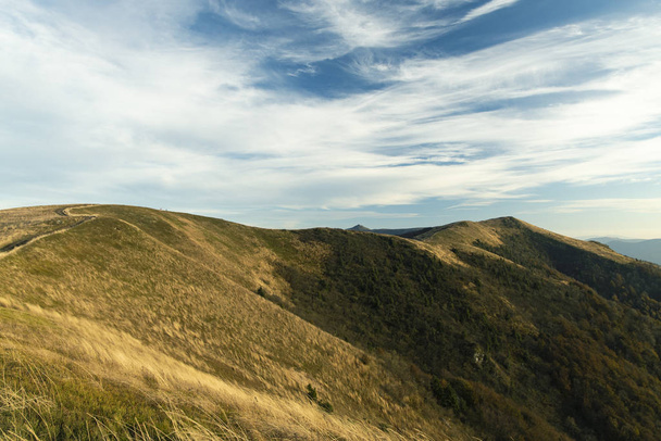dramáticos colores suaves montaña cresta trekking ruta montaña fondo paisaje paisaje vista
  - Foto, Imagen