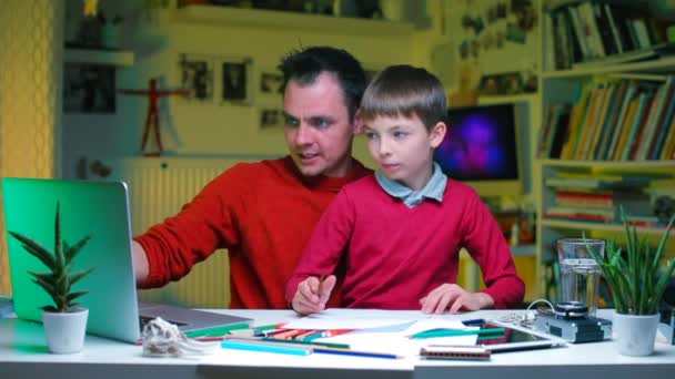 Um pai explica o conhecimento financeiro ao filho numa mesa do escritório.
. - Filmagem, Vídeo