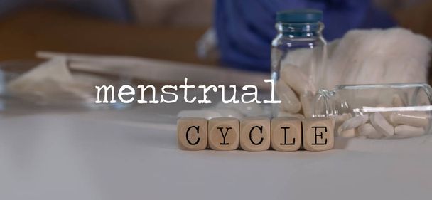 Slova Menstruační cyklus složený z dřevěných kostek. Prášky, dokumenty - Fotografie, Obrázek